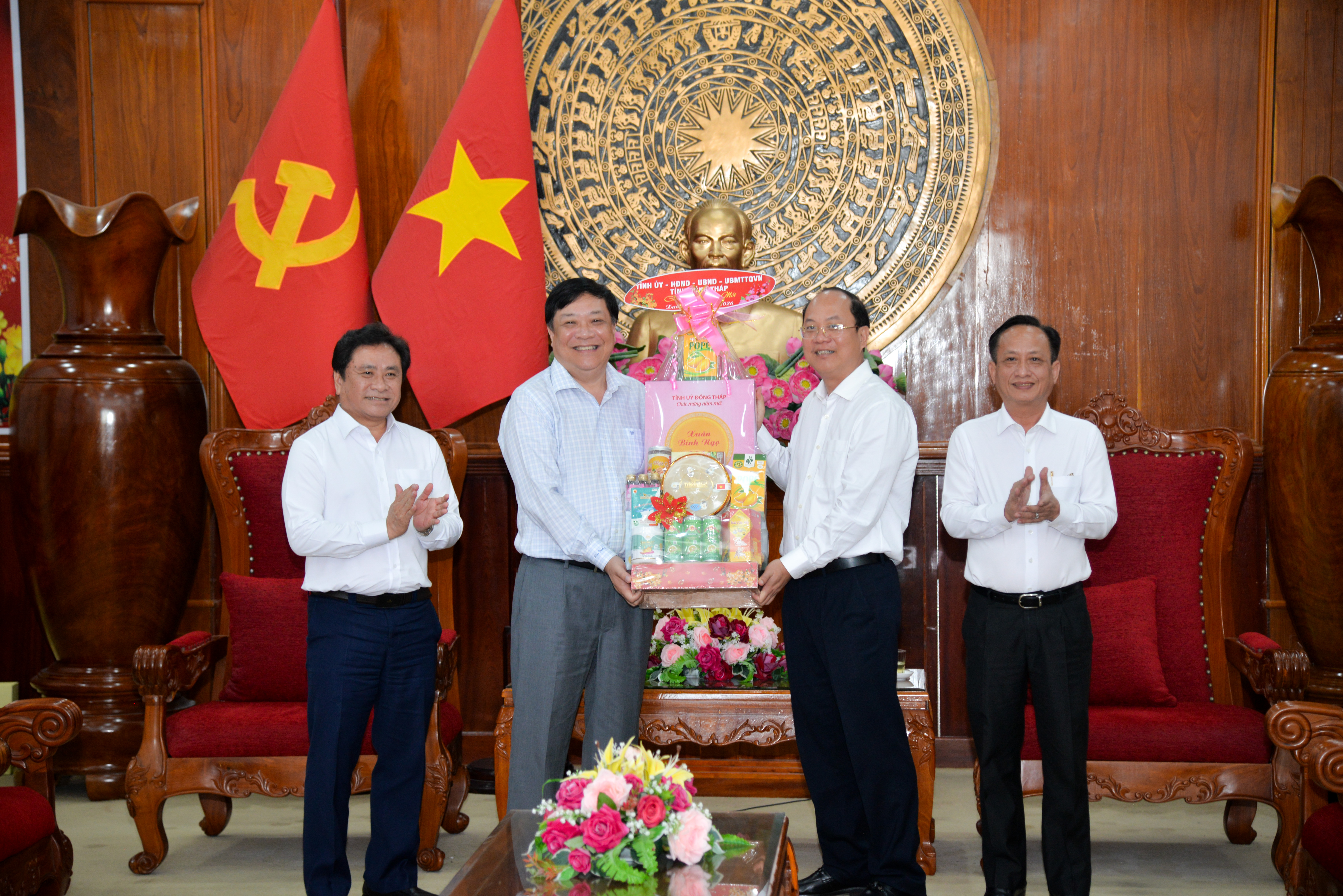 Đoàn công tác Tỉnh ủy Đồng Tháp thăm, chúc Tết Tỉnh ủy Cà Mau